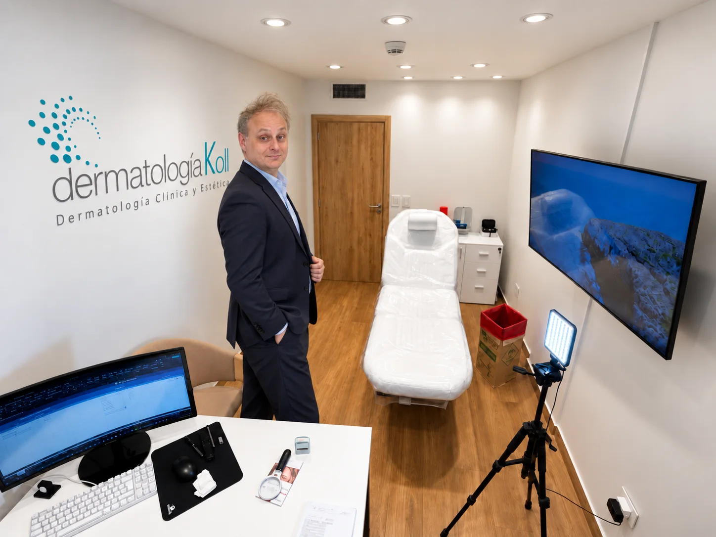 Dr. Damián Koll en el consultorio de Dermatología Koll, Nuevo Quilmes Plaza